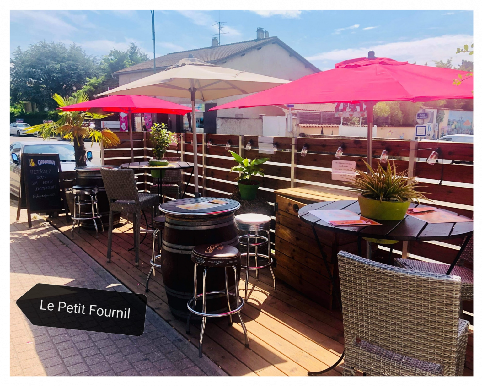 Le Petit Fournil vous accueille sur sa terrasse d'été, à Béligneux au centre de La Valbonne.